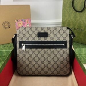 รวมแพ็คเกจทั้งหมด 406410 ขนาด 26x23x3ซม อุปกรณ์เสริมการเดินทางคลาสสิกที่มีโทนสีใหม่ในซีรีส์ Gucci Love March หนัง GG ผสมผสานเนื้อสัมผัสที่นุ่มนวลกับผ้าใบแบรนด์ระดับไฮเอนด์ที่มีโลโก้เต็มตัว ใช้เนื้อสัมผัสที่แตกต่างกันเพื่อสร้างพื้นผิวที่มีความมันเล็กน้