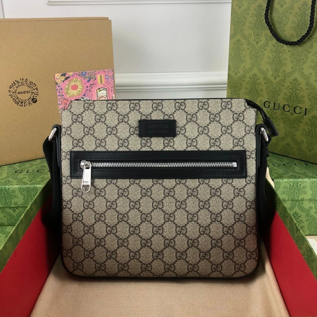 รวมแพ็คเกจทั้งหมด 406410 ขนาด 26x23x3ซม อุปกรณ์เสริมการเดินทางคลาสสิกที่มีโทนสีใหม่ในซีรีส์ Gucci Love March หนัง GG ผสมผสานเนื้อสัมผัสที่นุ่มนวลกับผ้าใบแบรนด์ระดับไฮเอนด์ที่มีโลโก้เต็มตัว ใช้เนื้อสัมผัสที่แตกต่างกันเพื่อสร้างพื้นผิวที่มีความมันเล็กน้