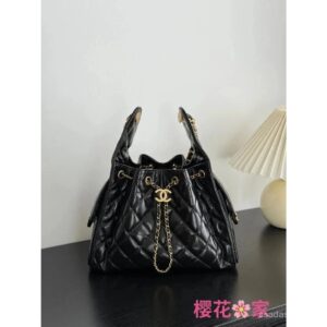 ชิปฉลากจริง เวอร์ชันสูงสุดโรงงานเดิม Pixiangjia รูปแบบใหม่ 25C hobo Drawstring Bucket Hobo ปีนี้ 25C แสดงกระเป๋าช้อปปิ้งฮิปปี้ 25C แสดงสีดาทอง Hobo ที่คาดมากที่สุดของซีซั่นนี้ หนังหนังลูกวัวเคลือบเงาจับคู่สีสีดาทอง
