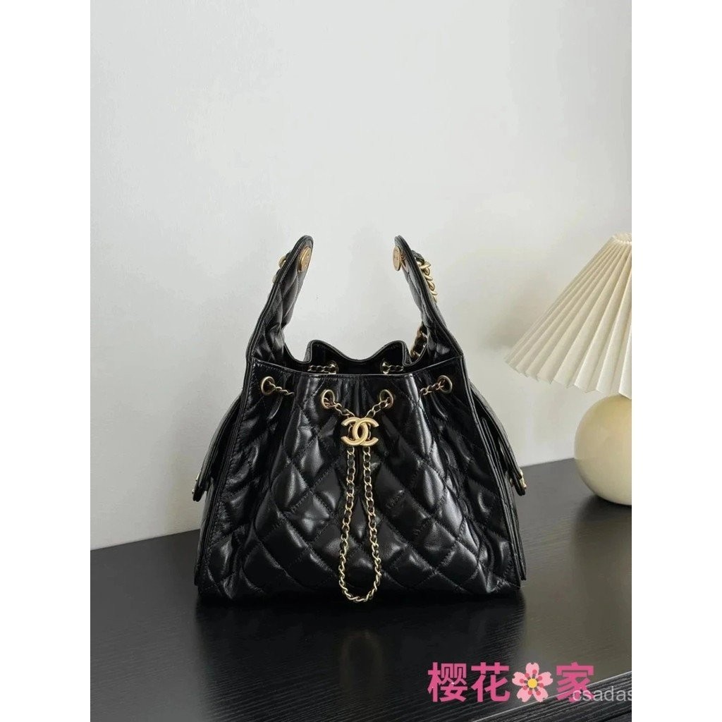 ชิปฉลากจริง เวอร์ชันสูงสุดโรงงานเดิม Pixiangjia รูปแบบใหม่ 25C hobo Drawstring Bucket Hobo ปีนี้ 25C แสดงกระเป๋าช้อปปิ้งฮิปปี้ 25C แสดงสีดาทอง Hobo ที่คาดมากที่สุดของซีซั่นนี้ หนังหนังลูกวัวเคลือบเงาจับคู่สีสีดาทอง