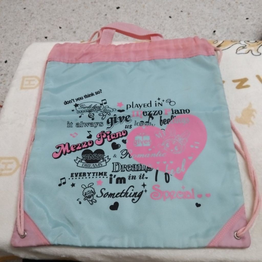 กระเป๋าสะพายหลังแบบมีหูรูด Mezzo Piano สีฟ้าตัดสีชมพู มีรอยเปื้อน