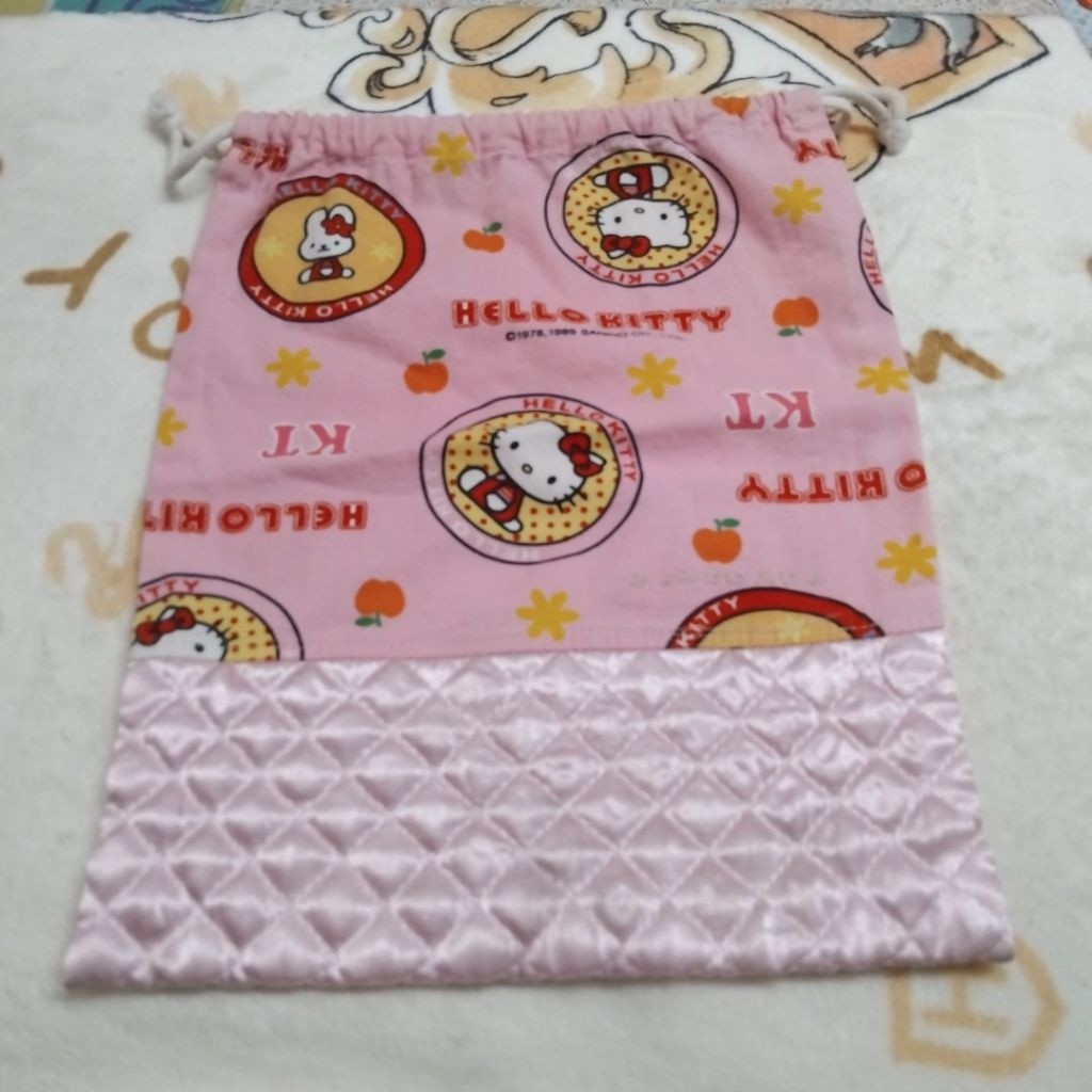 กระเป๋าผ้าหูรูดลาย Hello Kitty ใบกลางๆไม่ใหญ่มาก