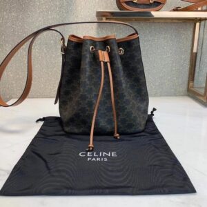 Silin TRIOMPHE Canvas Medium Drawstring Bag
24X 27X 19ซม
ผ้าใบเคลือบ 61 ลูกวัว 39
กระเป๋าสะพายข้างและไหล่
สายหนังหูรูด