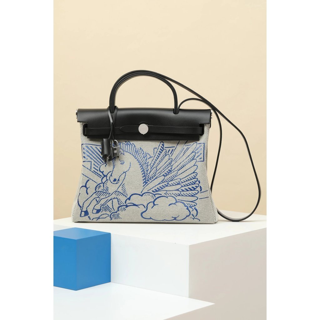 สี CK89 BlackPegasus ขนาด ยาว 31x ลึก 25x กว้าง 10ซม สายสะพายยาว 96ซม กระเป๋าเดินทางหนังวัวผ้าใบทหารและฮันเตอร์ ล็อคเล็บอาน กระเป๋าซิปด้านในแบบถอดได้ กระเป๋าหลังซิปด้านนอก มือจับพับได้ สายสะพาย สามารถพกพาได้หรือสะพายข้างได้ ผลิตในฝรั่งเศส