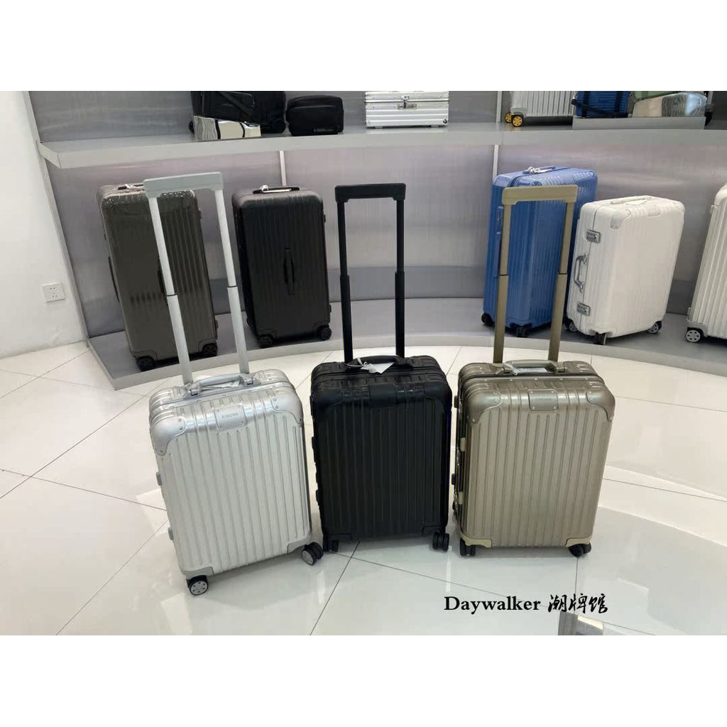 กระเป๋าเดินทาง RIMOWA ขนาด 70 ซม ทำจากอลูมิเนียมแมกนีเซียมอัลลอยด์ มาพร้อมรถเข็น และเหมาะสำหรับการเดินทางโดยเครื่องบิน