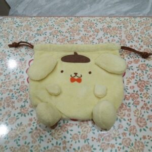 กระเป๋าหูรูด ลาย Pompompurin จาก Sanrio กระเป๋าใบนี้มีดีไซน์เป็นตัวละคร Pompompurin