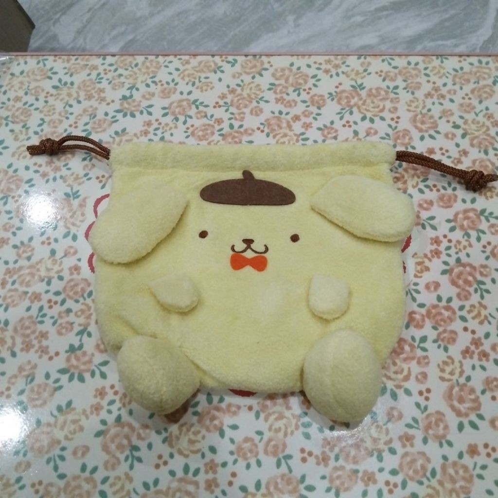 กระเป๋าหูรูด ลาย Pompompurin จาก Sanrio กระเป๋าใบนี้มีดีไซน์เป็นตัวละคร Pompompurin