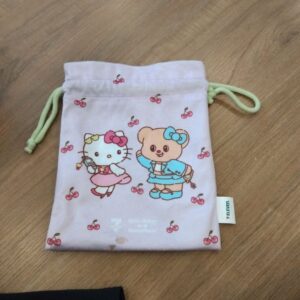กระเป๋าผ้าหูรูด Hello Kitty X Butterbear สีชมพู ผลิตจากผ้าโพลีเอสเตอร์เนื้อนุ่ม ขนาด 24×20 ซม จาก 7Eleven