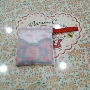 ถุงช้อปปิ้งในภาพคือถุงผ้าพับเก็บได้ลาย Hello Kitty จาก Sanrio