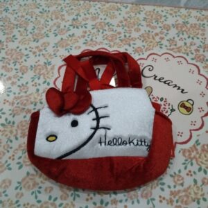 กระเป๋าถือใบเล็กที่เห็นในภาพคือกระเป๋ามินิพับผ้าหรือกระเป๋าใส่ของจุกจิกใบเล็กจาก Hello Kitty