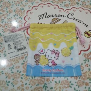 กระเป๋าหูรูดใบนี้เป็นสินค้า Sanrio ลาย Marron Cream และ Hello Kitty ในคอลเลกชัน Candy Cabinet