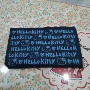 กระเป๋าในภาพคือ กระเป๋าช้อปปิ้งพับได้ลาย Hello Kitty วินเทจ ซึ่งผลิตในปี 1992