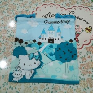 กระเป๋าหูรูดในภาพเป็นสินค้าลิขสิทธิ์จาก Sanrio ซึ่งมีตัวละครหลักคือ Marron Cream และ Charmmy Kitty