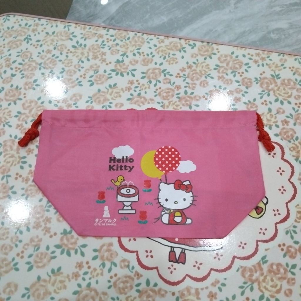 กระเป๋าผ้าหูรูดใบนี้คือกระเป๋าจากคาเฟ่ Hello Kitty x Saint Marc Cafe เป็นสินค้าลิขสิทธิ์แท้จาก Sanrio