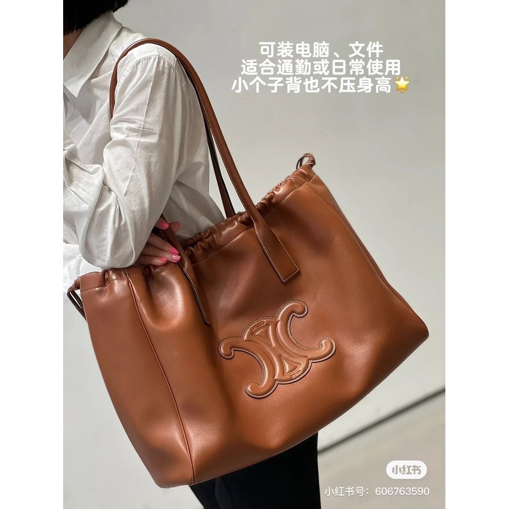 กระเป๋า CELINE CABAS TRIOMPHE สไตล์ใหม่ ทำจากหนังวัวนุ่ม พกพาสะดวก เหมาะสำหรับช้อปปิ้งและใช้งานประจำวัน