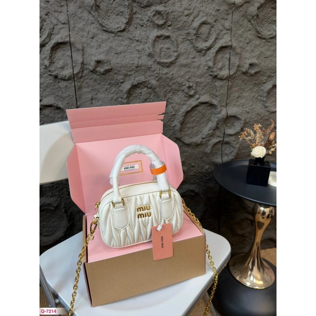 มิวมุมู บรรจุภัณฑ์ชุดเต็มชุดม ยาวรอ 2024 แสดงโบว์ลิ่งหมอนกระเป๋า 2024 ชุดกระเป๋าออกแบบที่เรียบง่ายและเรียบร้อยเน้นการทางาน Practicalism Soft สบาย Touch Highlighting Women มั่นใจมากขึ้น ใช้งานได้จริง AvantGarde และ Cool Attitude