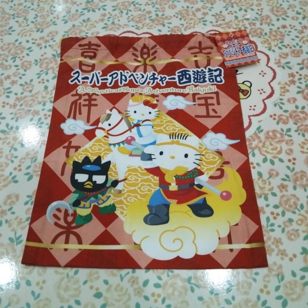 กระเป๋าหูรูดลาย Hello Kitty ซึ่งเป็นการนำตัวละครซานริโอมาแต่งกายตามตัวละครในเรื่องไซอิ๋ว