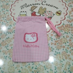 ถุงผ้าหูรูด จากแบรนด์ Sanrio ซึ่งเป็นส่วนหนึ่งของคอลเลกชัน Marron Cream