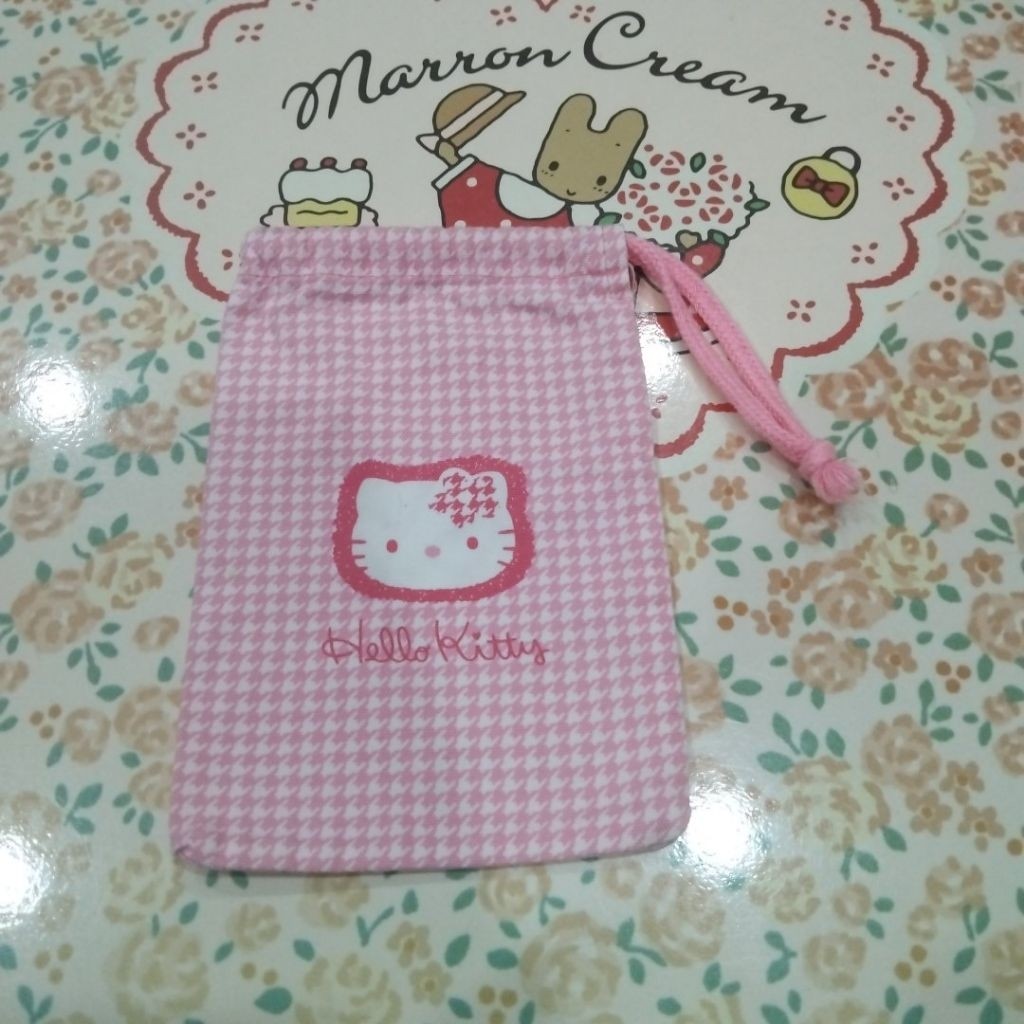 ถุงผ้าหูรูด จากแบรนด์ Sanrio ซึ่งเป็นส่วนหนึ่งของคอลเลกชัน Marron Cream
