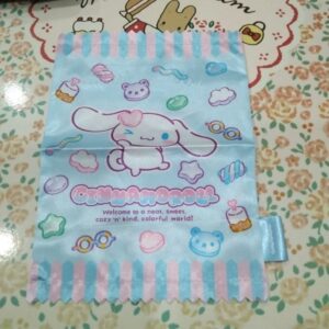 กระเป๋าหูรูดลายชินนามอนโรล Cinnamoroll Drawstring Bag ซึ่งเป็นส่วนหนึ่งของคอลเลกชัน มาชูกุมิ Mashugumi จาก Sanrio