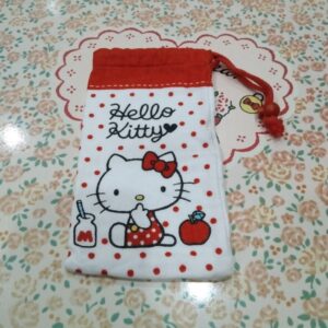 กระเป๋าผ้าหูรูด ในภาพเป็นสินค้าลิขสิทธิ์แท้จาก Sanrio ลาย Hello Kitty