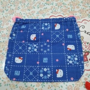 กระเป๋าหูรูดลายเฮลโลคิตตี้ Hello Kitty drawstring bag กระเป๋าใบนี้ทำจากผ้าคอตตอนสีน้ำเงินเข้ม