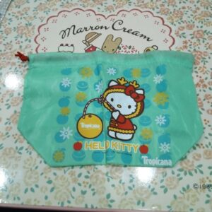 กระเป๋าหูรูด ลาย Hello Kitty จากคอลเลกชันพิเศษที่ร่วมกับแบรนด์น้ำผลไม้ Tropicana