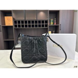 กล่องพับ Dior
 Dmotion Bucket Bag 
ดีโมชั่นโปรดไม่ใหม่
ลายสก๊อตหวายคลาสสิคแผ่น