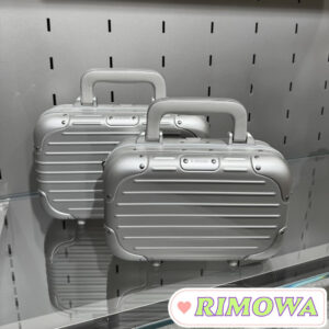กระเป๋า RIMOWA ของแท้ใหม่เอี่ยม สีเงินดำ สีทองไทเทเนียม วัสดุอะลูมิเนียมแมกนีเซียมอัลลอย ขนาด 1619 นิ้ว กระเป๋าสะพายข
