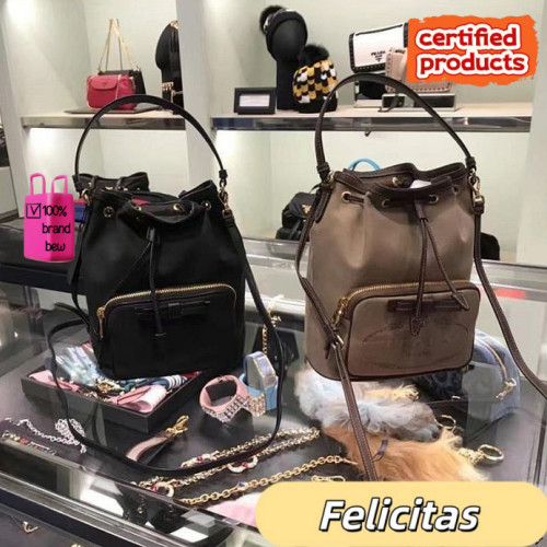 กระเป๋า Prada ทรงถัง ลายตัวอักษร ประดับโบว์ สายรูด