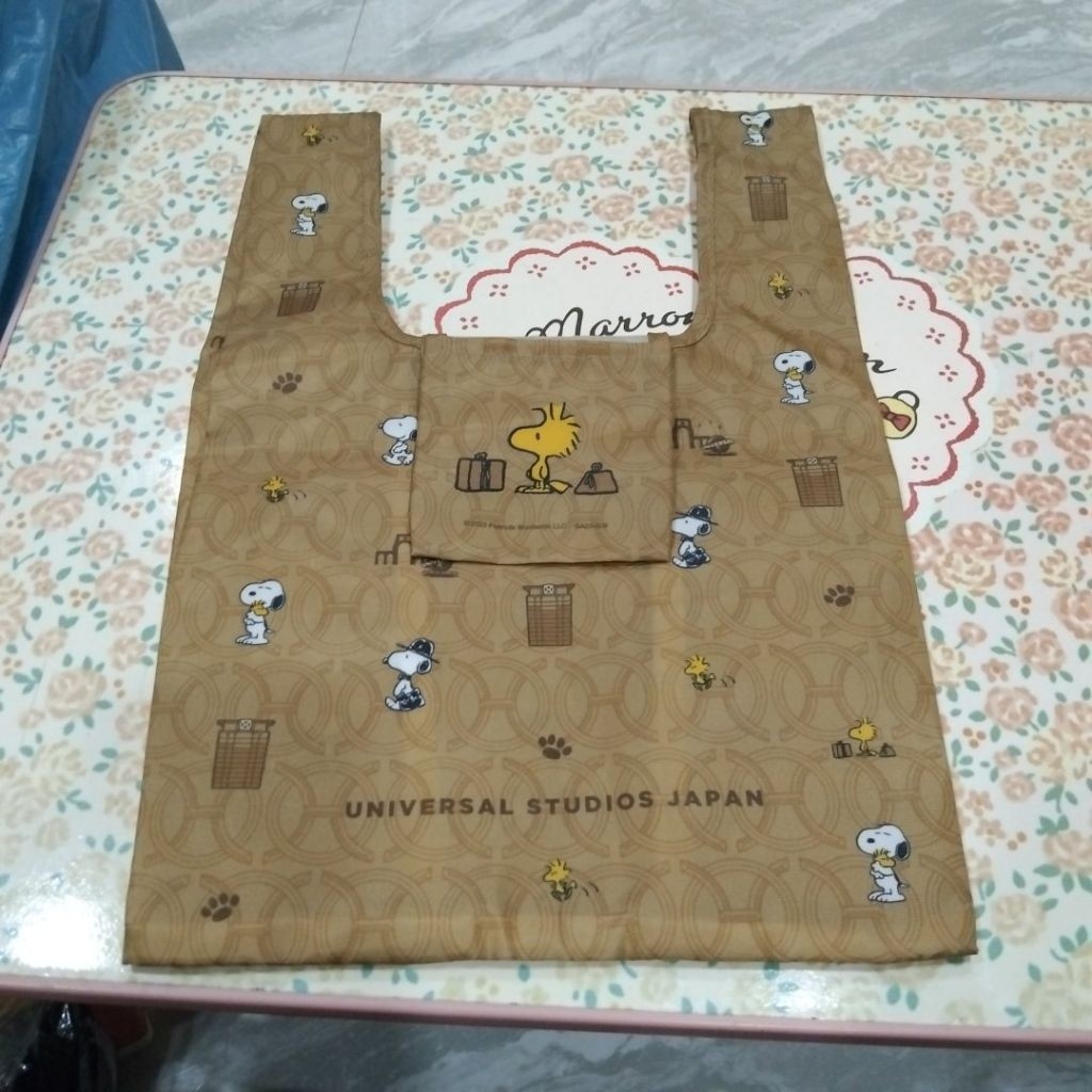 ถุงผ้าพับได้ลาย Snoopy จาก Universal Studios Japan นี้เป็นกระเป๋าอเนกประสงค์สำหรับช้อปปิ้งที่ผลิตจากวัสดุโพลีเอสเตอร์