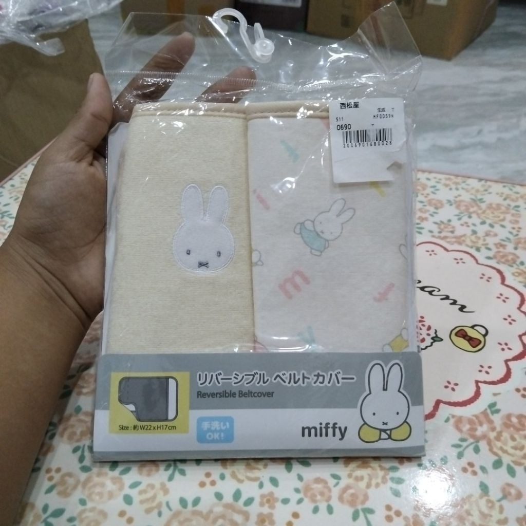 ปลอกหุ้มเข็มขัดนิรภัยแบบกลับด้านได้ Reversible Belt Cover ลายมิฟฟี่ Miffy จากแบรนด์ Nishimatsuya