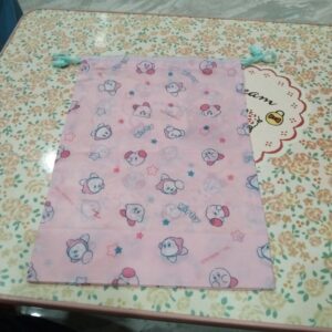 ถุงหูรูดลาย Kirby เป็นสินค้าประเภทแฟชั่นและของใช้ในบ้านที่มักผลิตโดยบริษัทที่ได้รับลิขสิทธิ์จาก NintendoHAL Laboratory