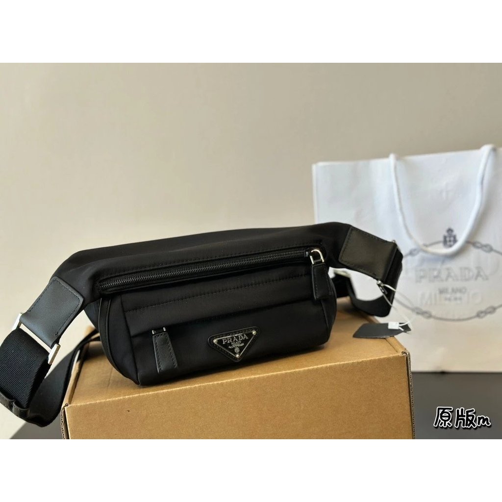 กระเป๋ารีไซเคิล PRADA R RENYLON ขนาดเล็ก ทำจากไนลอนรีไซเคิล เหมาะสำหรับการเดินทางและใช้งานประจำวัน