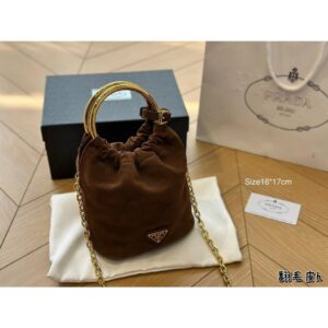 กระเป๋า Prada Retro Suede หนังแกะ สไตล์แฟชั่น สวมสะพายได้ทุกวัน และเหมาะสำหรับการเดินทาง