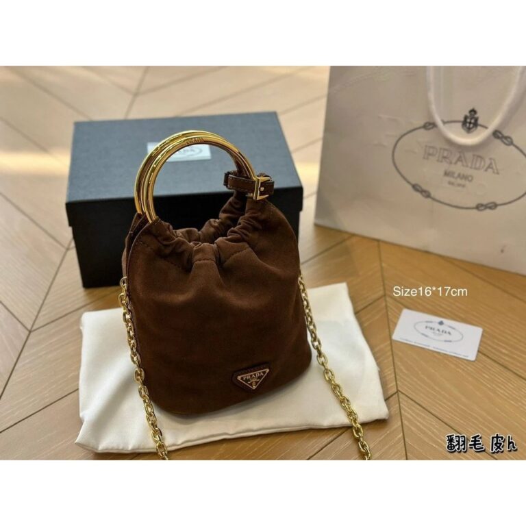 กระเป๋า Prada Retro Suede หนังแกะ สไตล์แฟชั่น สวมสะพายได้ทุกวัน และเหมาะสำหรับการเดินทาง