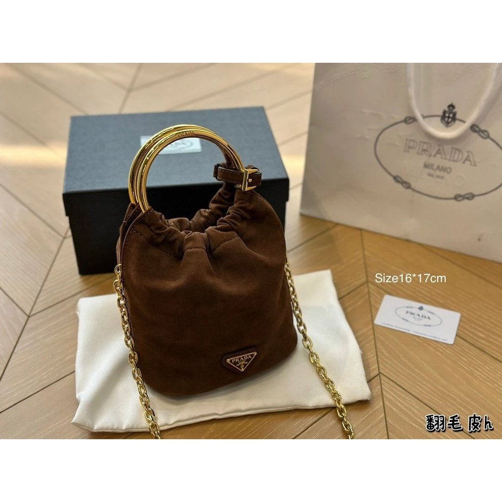 กระเป๋า Prada Retro Suede หนังแกะ สไตล์แฟชั่น สวมสะพายได้ทุกวัน และเหมาะสำหรับการเดินทาง