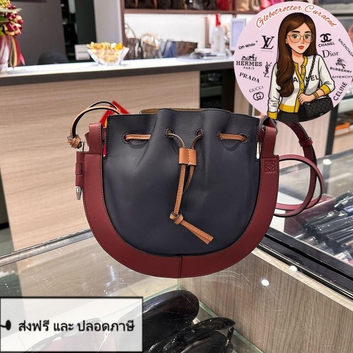 LOEWE กระเป๋า Horseshoe หนังแท้สีน้ำเงินเข้มผสมบอร์โดเบจ ปากรูด สะพายเฉียง