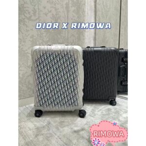 กระเป๋าเดินทางแบบถือขึ้นเครื่อง กระเป๋าเดินทาง หรือสัมภาระที่โหลดใต้เครื่อง ซึ่งเกิดจากการร่วมมือระหว่าง RIMOWA และ Dior