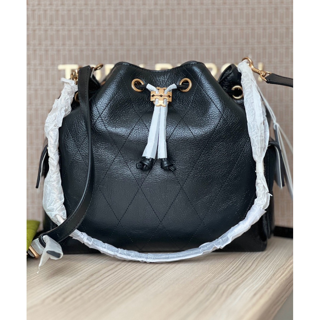 ร้านโค้ดคุ้มรุ่นใหม่ ปี 2026 CHARLIE QUILTED DRAWSTRING SHOULDER BAG