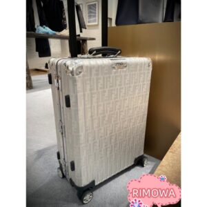 กระเป๋าเดินทางขึ้นเครื่องแมกนีเซียมอะลูมิเนียมอัลลอย ใหม่ล่าสุดจากความร่วมมือระหว่าง RIMOWA x Fendi